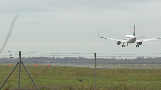 Ein Flugzeug landet auf der Flugzeuglandefläche des Bremer Flughafen. 