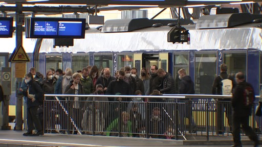 Menschenmassen strömen aus einem Zug der Metronom in den Bremer hauptbahnhof.