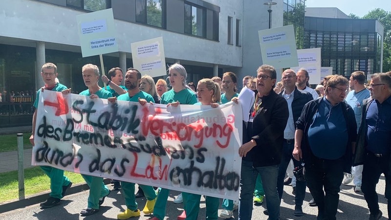 Protestmarsch von Beschäftigten der Bremer Kliniken