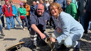 Die Bürgerschaftspräsidentin Grotheer leert der sogenannte Bremer Loch.