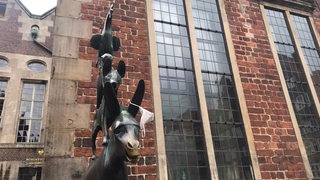 Die Bremer Stadtmusikanten, dem Esel hängt eine Maske am Ohr