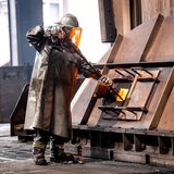 Ein Arbeiter im Schutzanzug im Bremer Stahlwerk