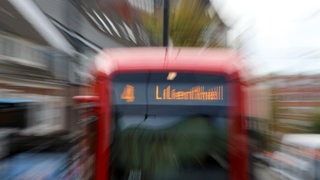 Fahrtzielanzeige einer Bremer Straßenbahn auf der Linie 4 in Richtung Lilienthal mit Zoomeffekt.