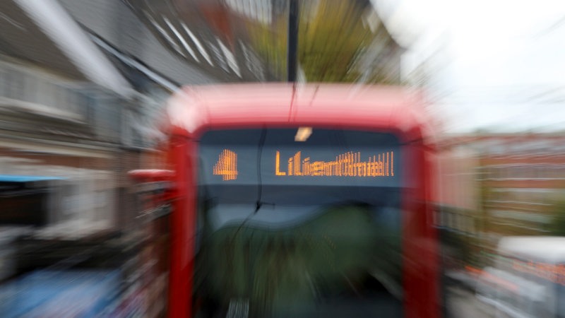 Fahrtzielanzeige einer Bremer Straßenbahn auf der Linie 4 in Richtung Lilienthal mit Zoomeffekt.