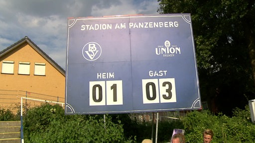 Blick auf die manuelle Anzeigetafel des Bremer SV am Panzenberg nach der 1:3-Niederlage gegen Lübeck.