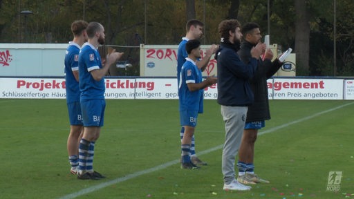 Traurig und frustriert applaudieren die Bremer SV Spieler ihren Gegnern, vom Atlas Delmenhorst, auf dem Spielfeld.