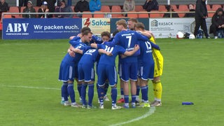 Spieler des Bremer SV stehen in einem Kreis.