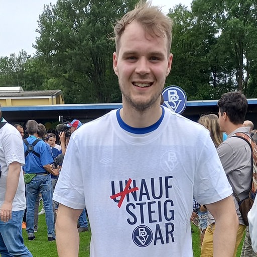 Mats Kaiser vom Bremer SV trägt ein T-Shirt mit der Aufschrift "Unaufsteigbar", das "Un" ist jedoch durchgestrichen