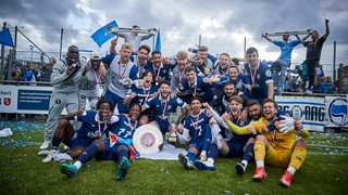 Der Bremer SV bejubelt Pokal und Meisterschaft.