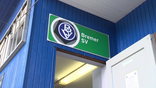 Zu sehen ist das Logo des Bremer SV oberhalb des Kabineneingangs.