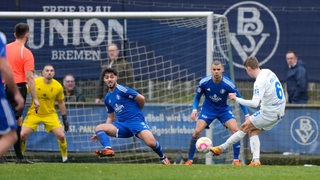 Ein Meppen-Spieler schlenzt den Ball auf das Tor des Bremer SV.