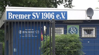 Schild mit der Aufschrift "Bremer SV 1906 e. V."