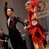 Das Tanzpaar Yigit Bayraktar und Lucrecija Kuraite vom Bremer Grün-Gold-Club Pose bei einem Tanzwettbewerb