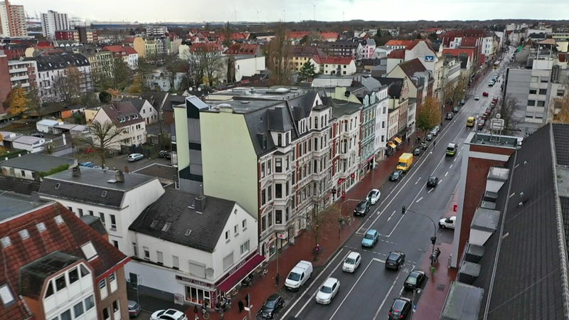 Ein Luftbild zeigt einen Straßenzug in Bremerhaven mit Gebäuden und Autos.