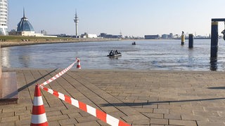 THW-Boote fahren über die Weser. Links ist die Skyline von Bremerhaven zu sehen.