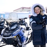 Antje Boetius, Meeresbiologin und Leiterin des Alfred-Wegener-Instituts in Bremerhaven, steht in Tuktoyaktuk in der Arktis.