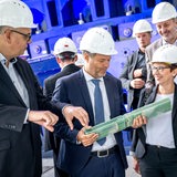 Habeck bei Prüfstand für Rotorblätter von Windenergieanlagen