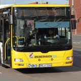Auf der Vorderseite eines gelben Busses steht "Bremerhaven Bus".