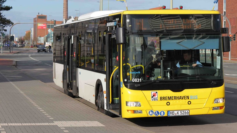 Auf der Vorderseite eines gelben Busses steht "Bremerhaven Bus".