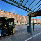 Ein Bus steht vor einer leuchtenden Anzeigetafel.