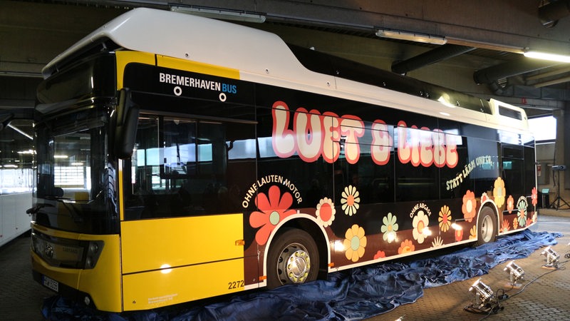 Ein Bus steht in einer Halle.