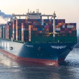 Containerschiff im Hamburger Hafen. 