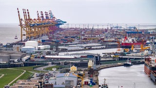 Blick auf den Neuen Hafen und Überseehafen mit Containerterminal von Bremerhaven.