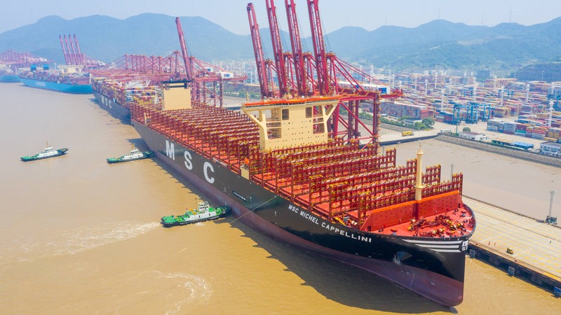 Das Containerschiff Michel Capelllini liegt in einem chinesischen Hafen.