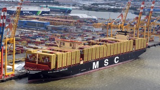 Der in China gebaute Megafrachter "MSC Michel Cappellini" liegt im Hafen von Bremerhaven.