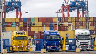 Lkw stehen am Containerterminal in Bremerhaven