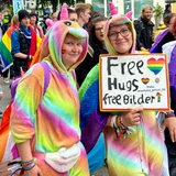Beim CSD in Bremerhaven ziehen die Menschen demonstrierend durch die Straßen.