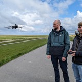 Die Geografen Steffen Dietenberger und Marlin Müller vom Institut für Datenwissenschaften des Deutschen Zentrum für Luft- und Raumfahrt steuern eine Drohne auf einem Deich.