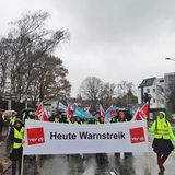 Beschäftigte des Öffentlichen Dienstes demonstrieren in Bremerhaven.