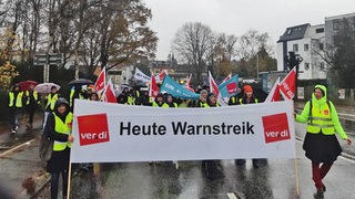 Beschäftigte des Öffentlichen Dienstes demonstrieren in Bremerhaven.