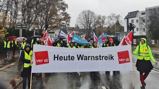 Beschäftigte des Öffentlichen Dienstes demonstrieren in Bremerhaven.