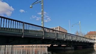 eine Stahlbrücke über einen Kanal