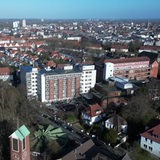 Die Ameos Klinik in Bremerhaven Mitte auf Drohnenaufnahmen von oben. 