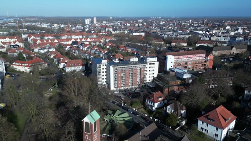 Die Ameos Klinik in Bremerhaven Mitte auf Drohnenaufnahmen von oben. 