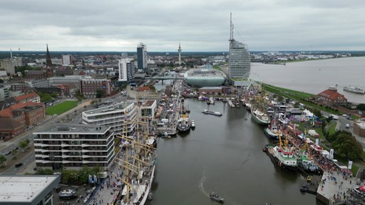 Einen Drohnen-Bild der Bremerhavener Innenstadt während der Maritimen Tage.