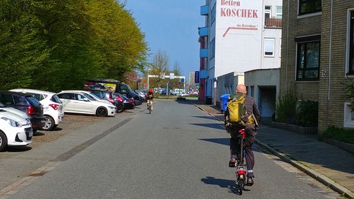 Albrecht Wenzel fährt mit dem Fahrrad auf der Ulmenstraße