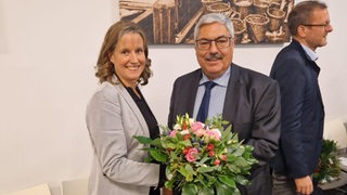 Die neue Bremerhavener Gesundheitsstadträtin Andrea Toense posiert mit Oberbürgermeister Melf Grantz für ein Foto.