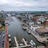 Dunkle Wolken ziehen auf über dem Neuen Hafen in Bremerhaven.