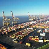 Blick auf die Container im Hafen von Bremerhaven an einem sonnigen Tag.