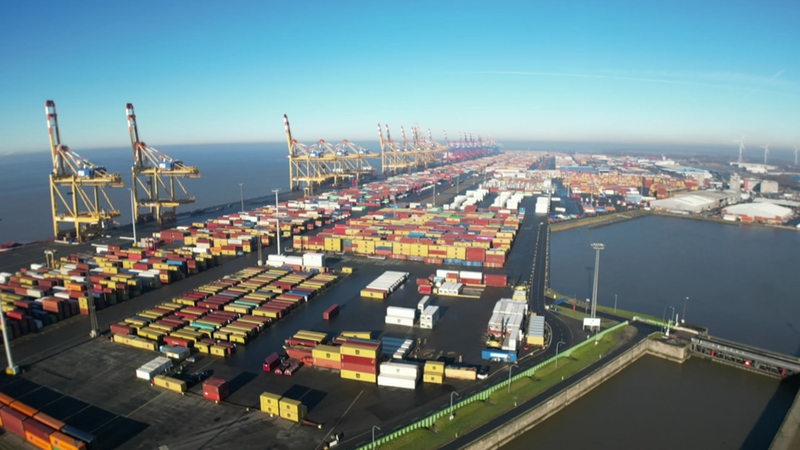 Blick auf die Container im Hafen von Bremerhaven an einem sonnigen Tag.