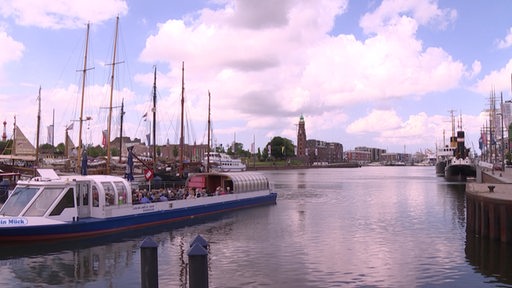 Der Hafen von Bremerhaven mit ruhigem Wasser und einigen Schiffen. 