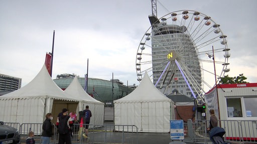 Corona Testzelte vor dem Bremerhavener Hafenfest.