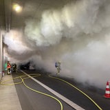 Feuerwehrleute stehen in großen Rauchschwaden im Bremerhavener Hafentunnel.