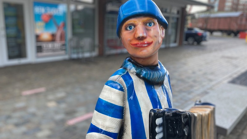 Skulptur: ein Seemann mit Akkordeon