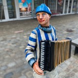 Skulptur: ein Seemann mit Akkordeon