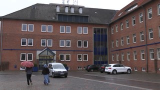 zwei Menschen vor einem Gebäude in Bremerhaven
